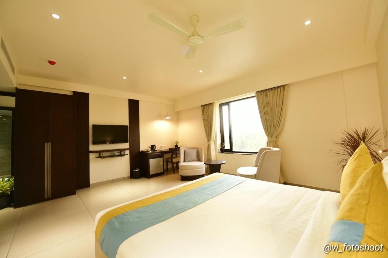 Hotel Cypress Nadiād 外观 照片