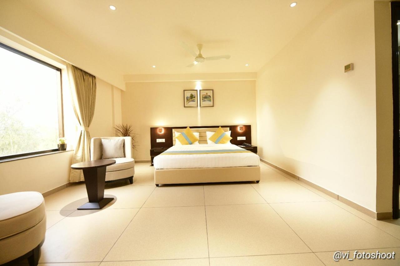 Hotel Cypress Nadiād 外观 照片